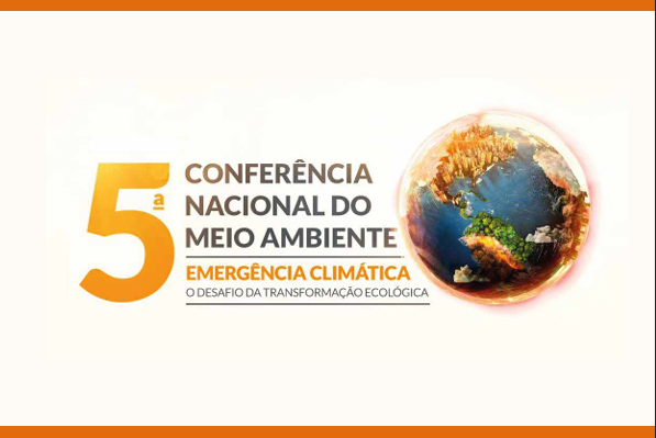 logotipo da quinta conferência Nacional do Meio Ambiente. Apresenta à esquerda o número 5, ao centro o texto "conferência nacional do meio ambiente, emergência climática, o desafio da transformação ecológica". À direita apresenta imagem do planeta terra, com alguns continentes destacados em laranja, dando a sensação de estarem em chamas.